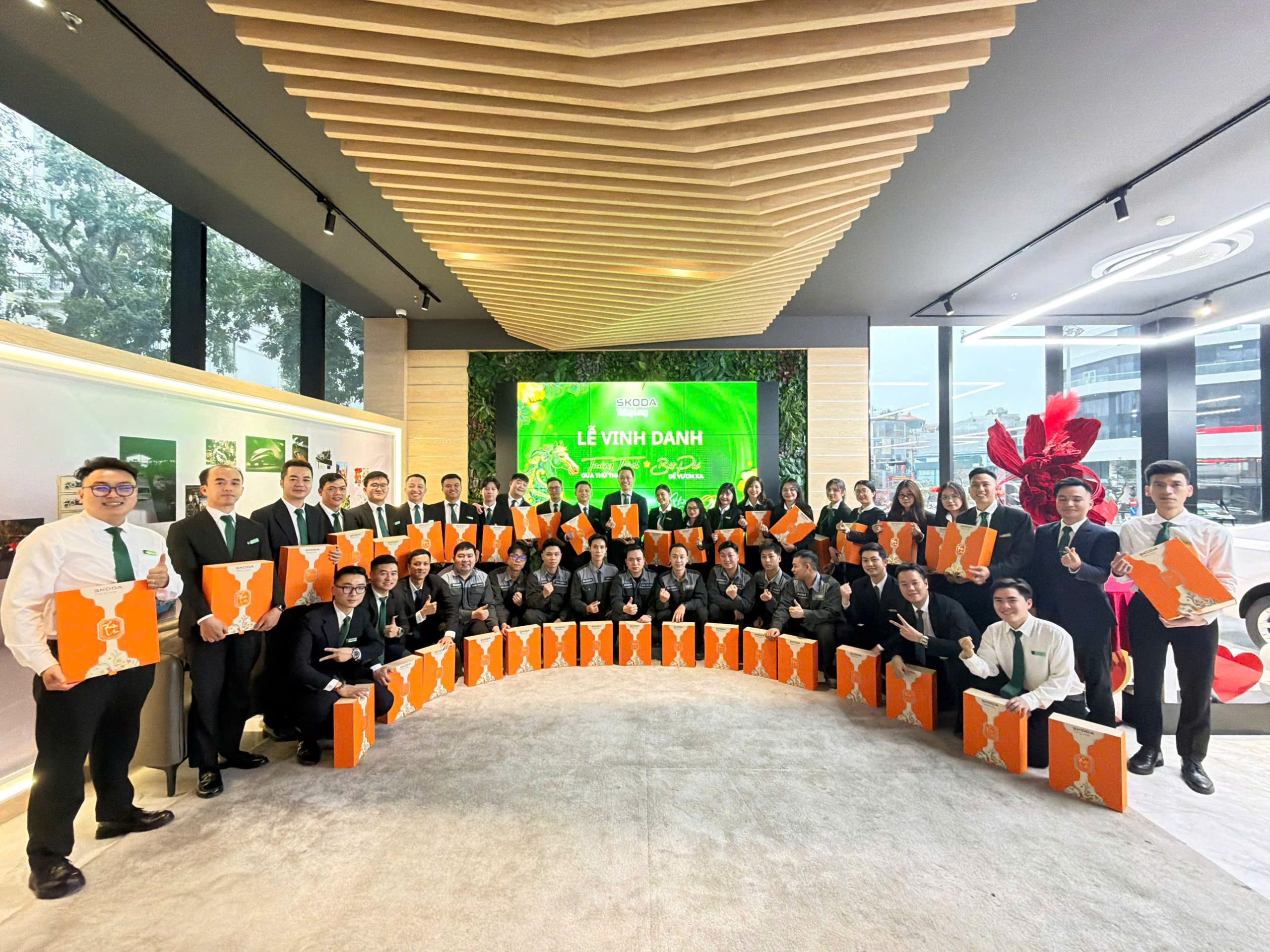 Skoda Thăng Long trao quà cho toàn thể CBNV nhân dịp Tết Bính Ngọ