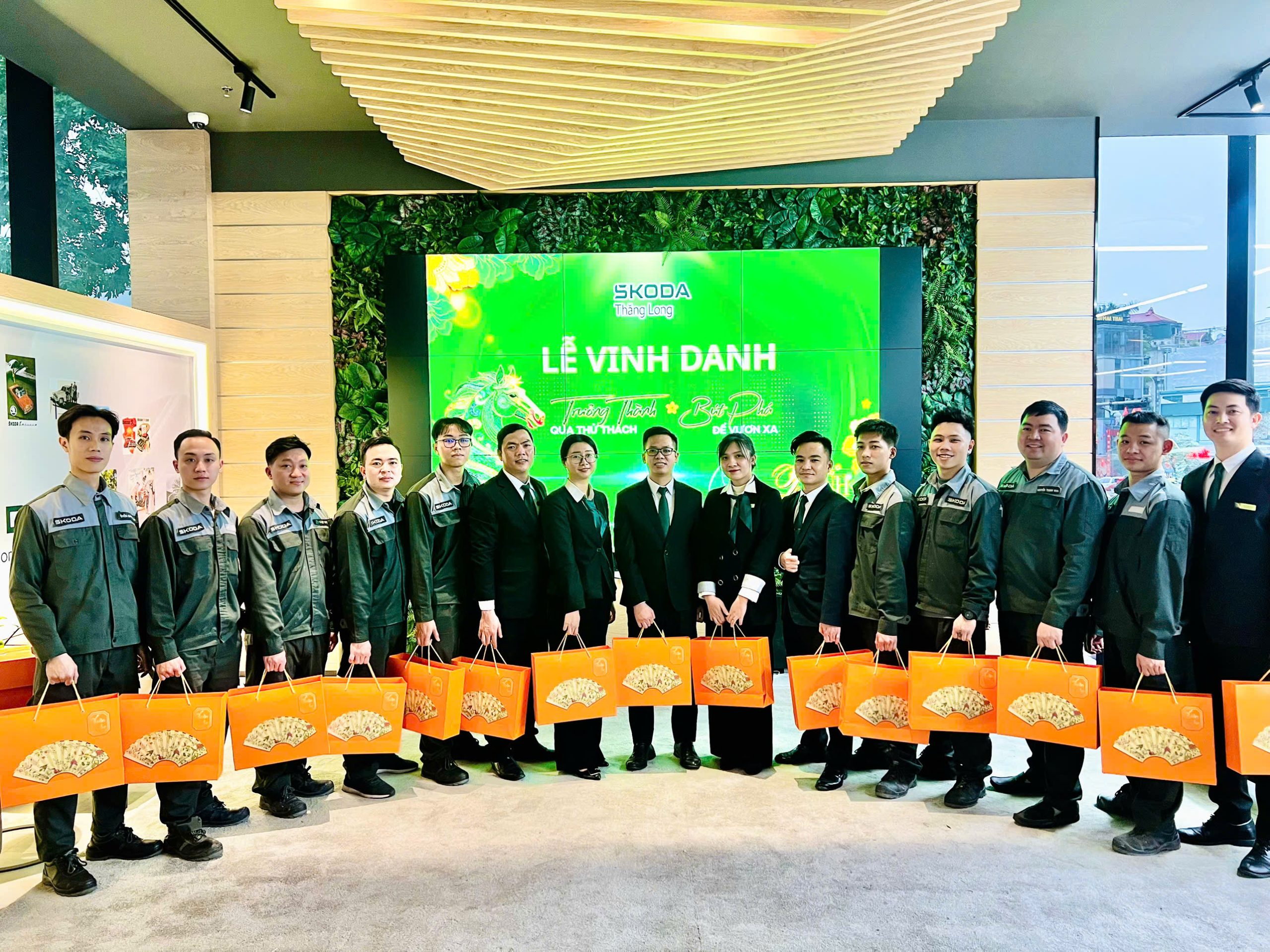 Tập thể CBNV Dịch vụ Skoda Thăng Long